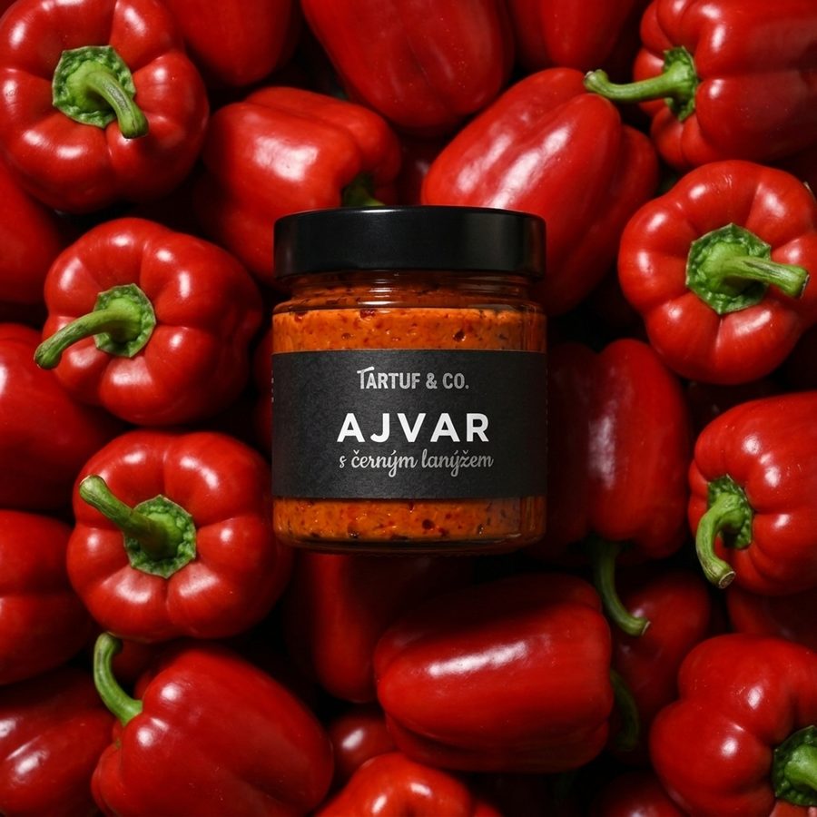 Ajvar s černým lanýžem mezi červenými paprikami